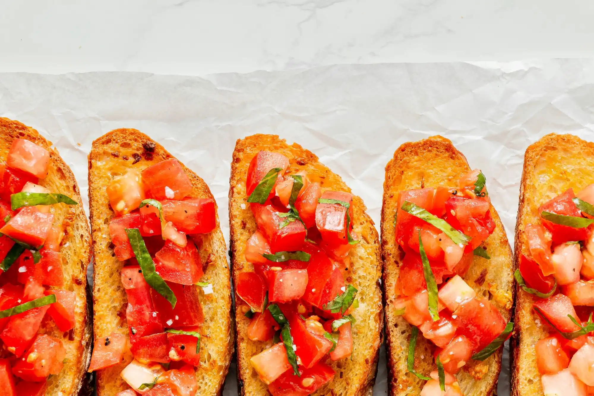 Bruschette con il pomodoro un di fianco all&#39;altra