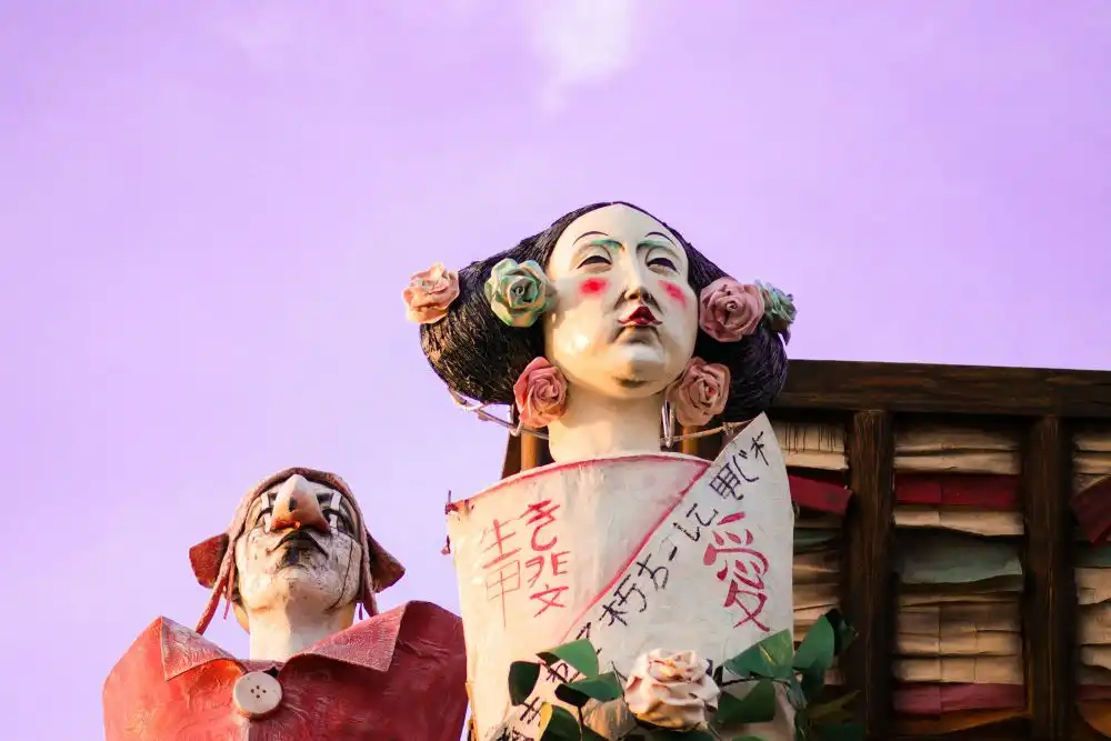 Carro al Carnevale di Viareggio in provincia di Lucca, regione Toscana, il carro rappresenta due figure asiatiche