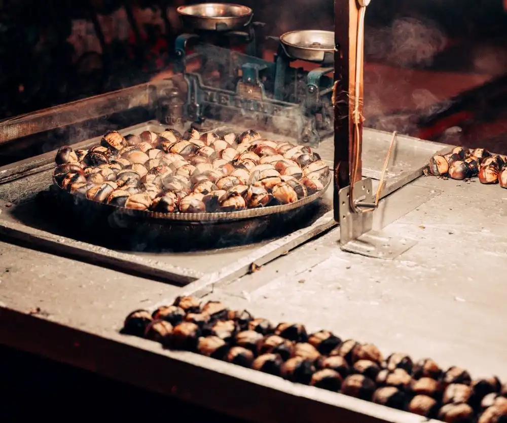 Castagne dentro un bracere, la classica cottura per avere le caldarroste