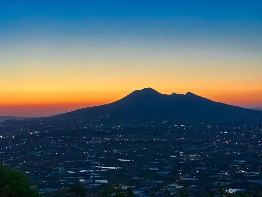 Comune di Lettere in provincia di Napoli, un bellissimo panorama al tramonto