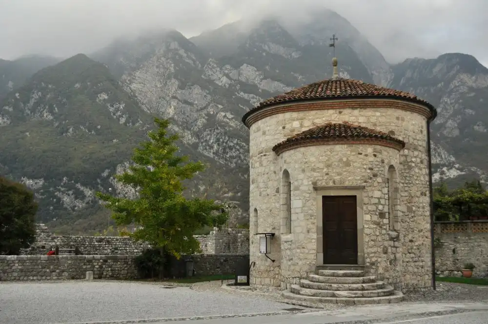 Piccola chiesa in stile medievale nel comune di Venzone in provincia di Udine