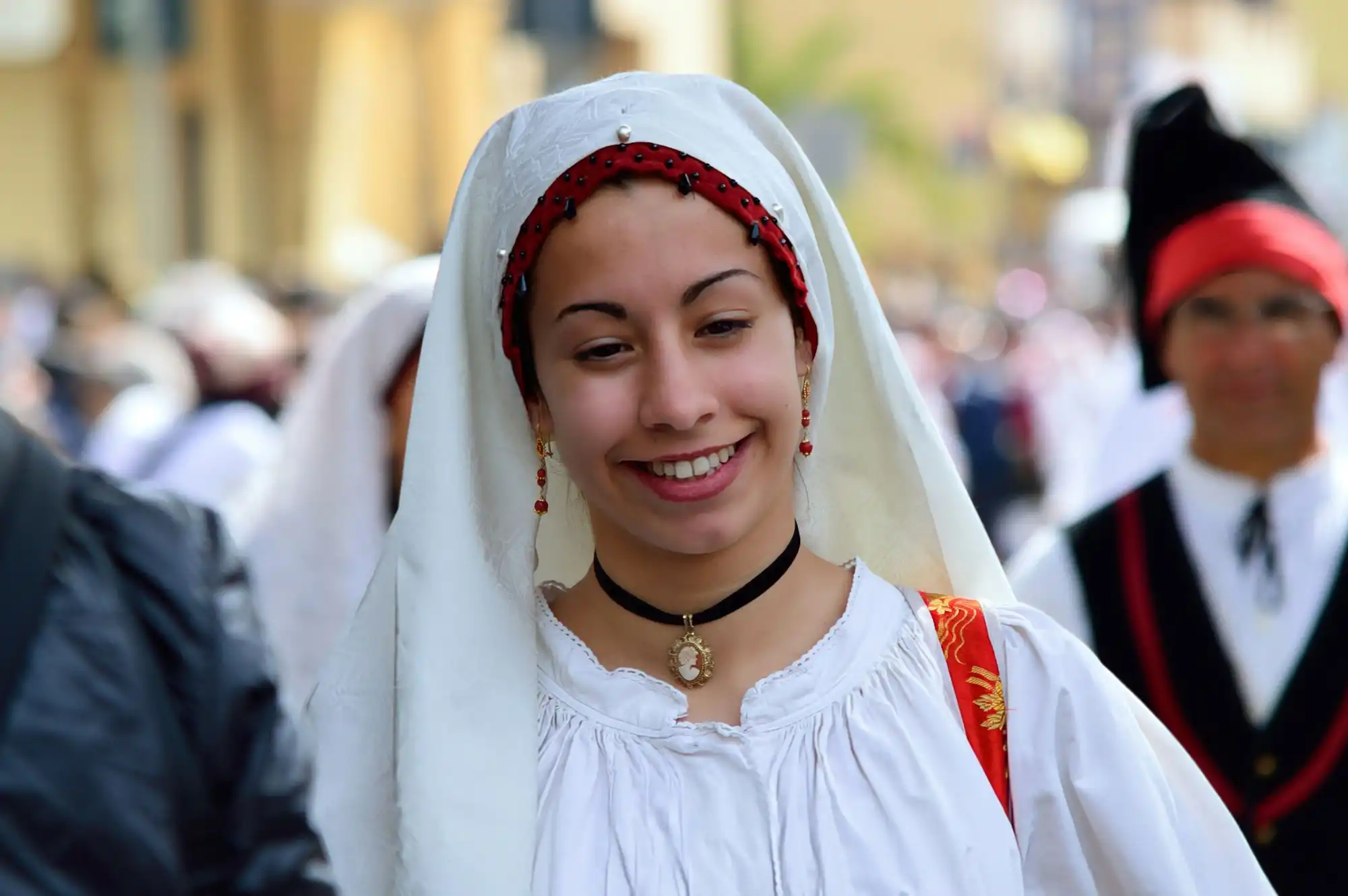 Donna a Muravera in Sardegna con il tipico vestito sardo, primo piano del suo viso che sorride