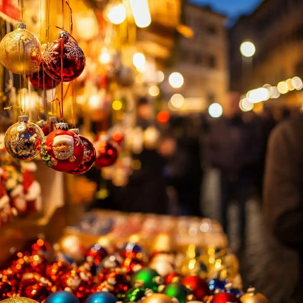 Festa della Befana al mercatino di Natale a piazza Navona a Roma dove si vedono le bancarelle con gli addobbi natalizi