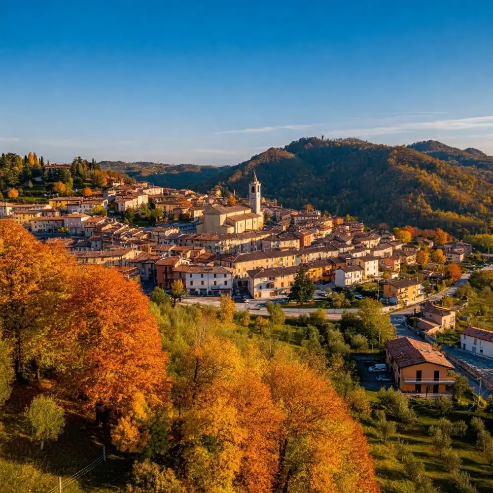 Lodine in provincia di Nuoro, Sardegna, un panorama di autunno sul borgo