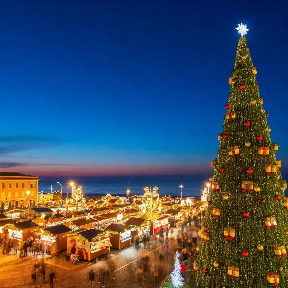 Mercatino di Natale a Cervia, con panorama sulle bancarelle natalizie e il mare come sfondo