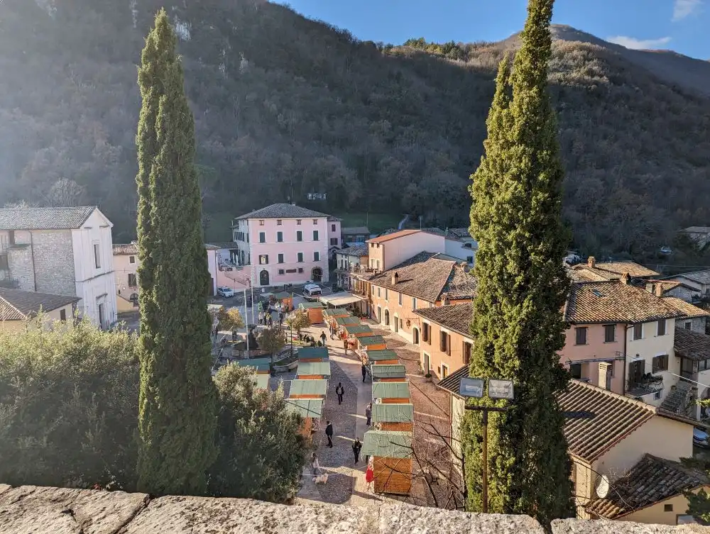 Mercatino di Natale a Greccio visto dalla scalinata della chiesa in una giornata di sole