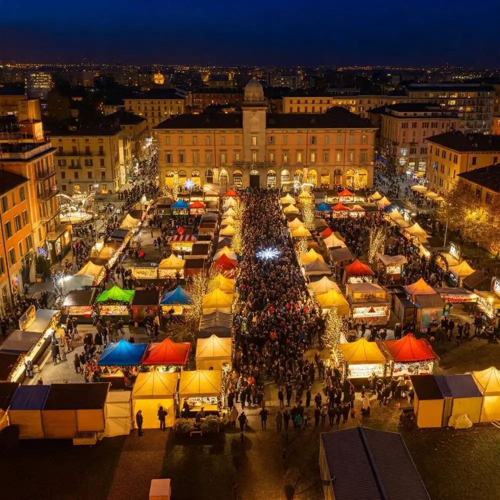 Mercatino di Natale a Milano Marittima, la piazza principale è piena di persone che guardano le bancarelle di Natale