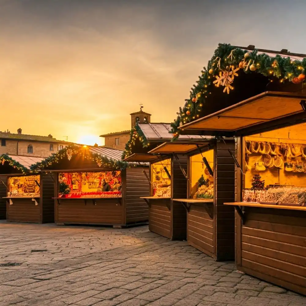 Mercatino di Natale a Montepulciano, le casette di legno della fiera natalizia al tramonto