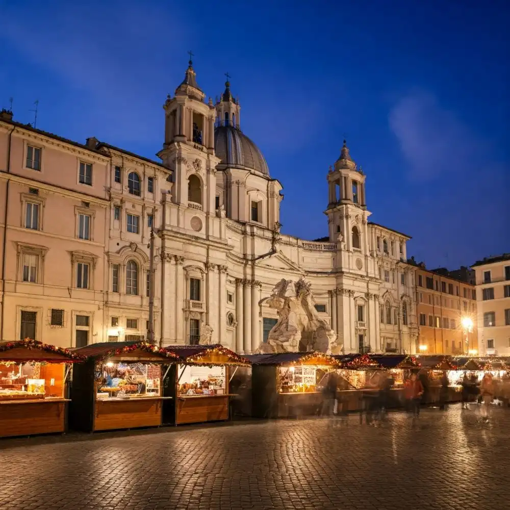 Mercatino di Natale a piazza Navona a Roma, diverse bancarelle di natale e le persone che camminano nella piazza