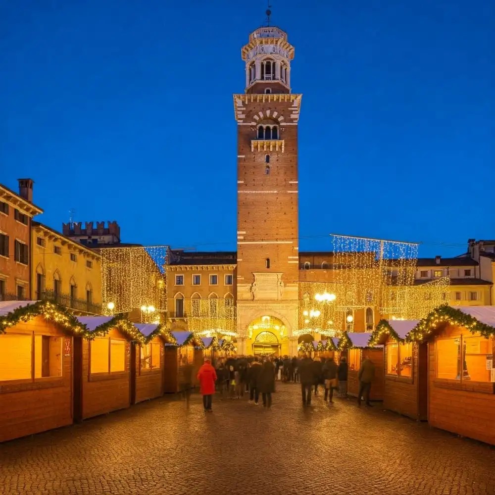 Mercatino di Natale a Verona, la bancarelle natalizie piene di addobbi