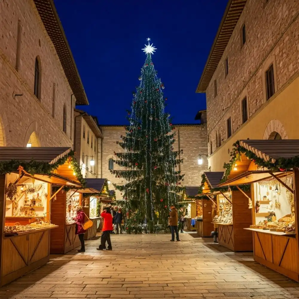 Mercatino di Natale ad Assisi, panorama sulle bancarelle di legno