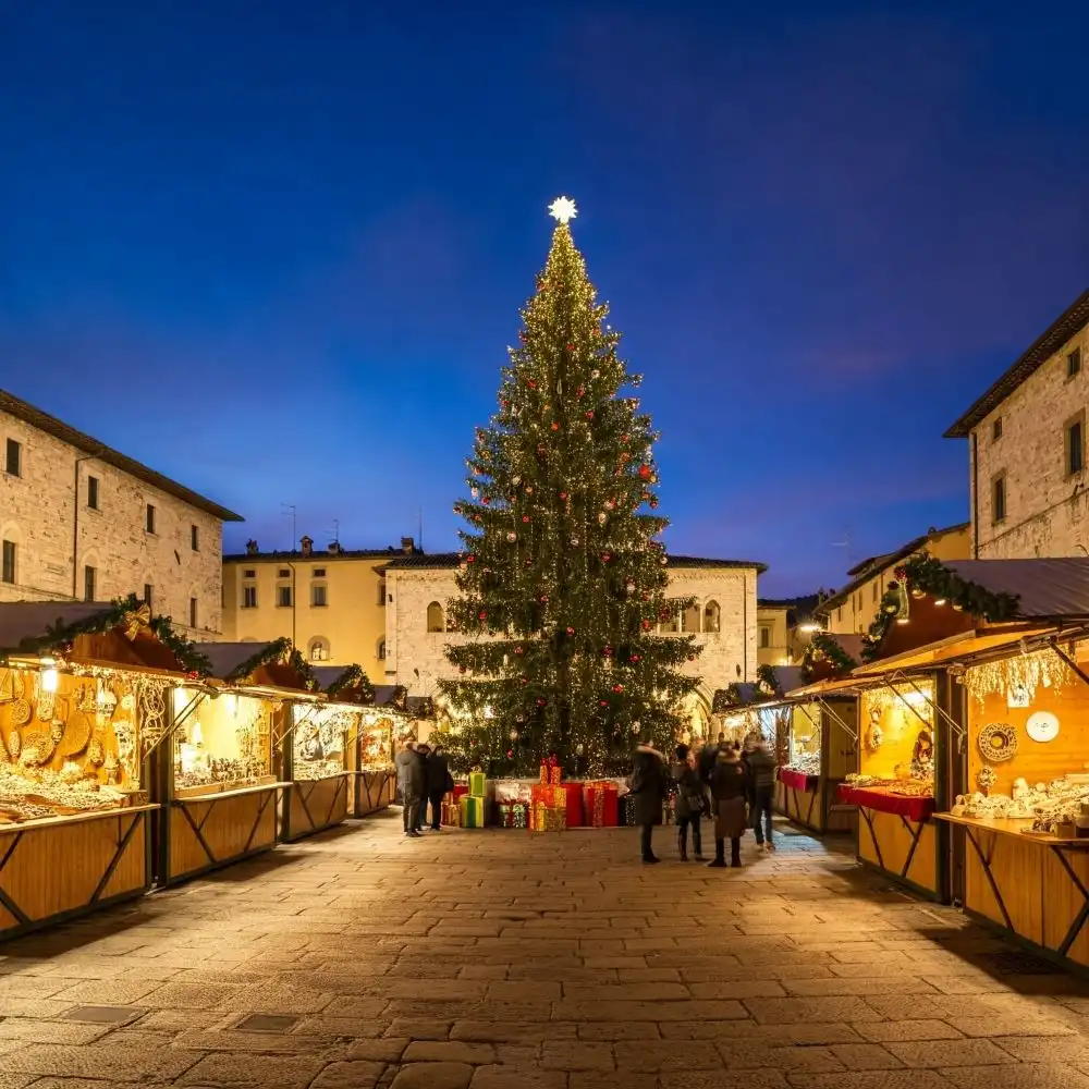 Mercatino di Natale nella città di Gubbio, panorama sul centro storico con la bancarelle