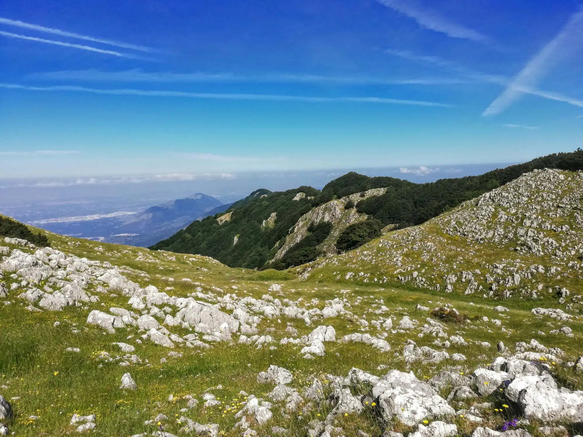 Monti intorno al comune di Avella in provincia di Avellino, Campania, in una bella giornata di sole