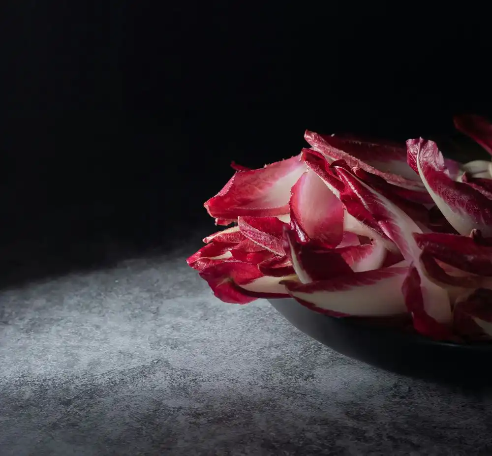 Radicchio rosso su piano da lavoro nero in cucina